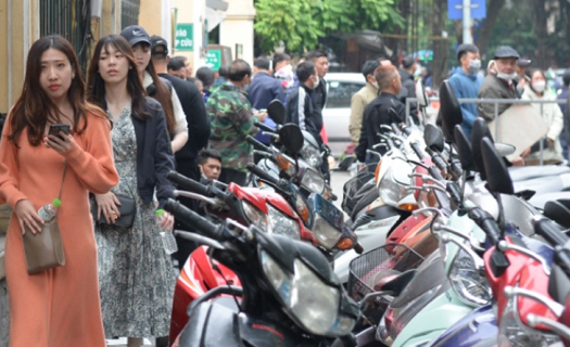 Ai đứng sau ngành dịch vụ trông xe trên vỉa hè, dưới lòng đường ở Hà Nội?